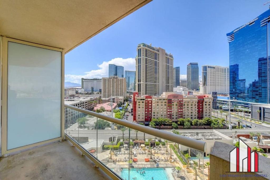uma varanda com vista para o horizonte da cidade em MGM Signature-10-717 Strip View Balcony Studio em Las Vegas