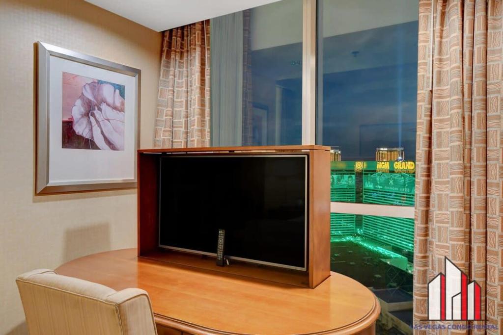 TV a/nebo společenská místnost v ubytování MGM Signature-29-602 1Br 2Ba Balcony Jacuzzi Suite