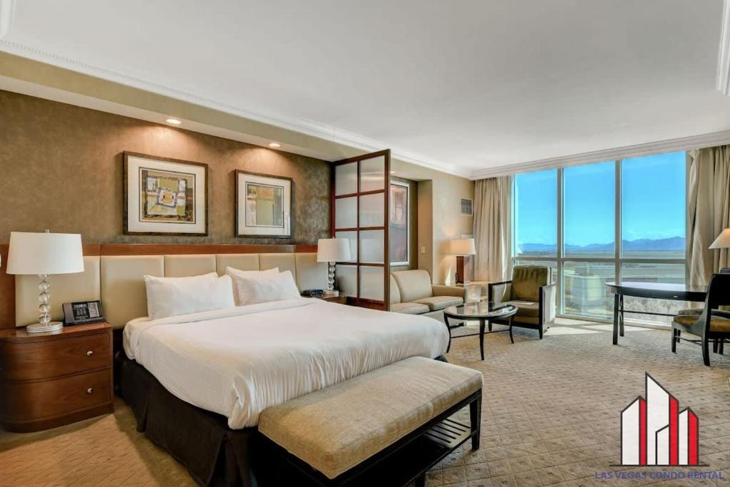 Hotel MGM Signature-08-604 Jacuzzi Studio, a hotel room with a large bed and a desk at MGM Signature-08-604 Jacuzzi Studio in Las Vegas