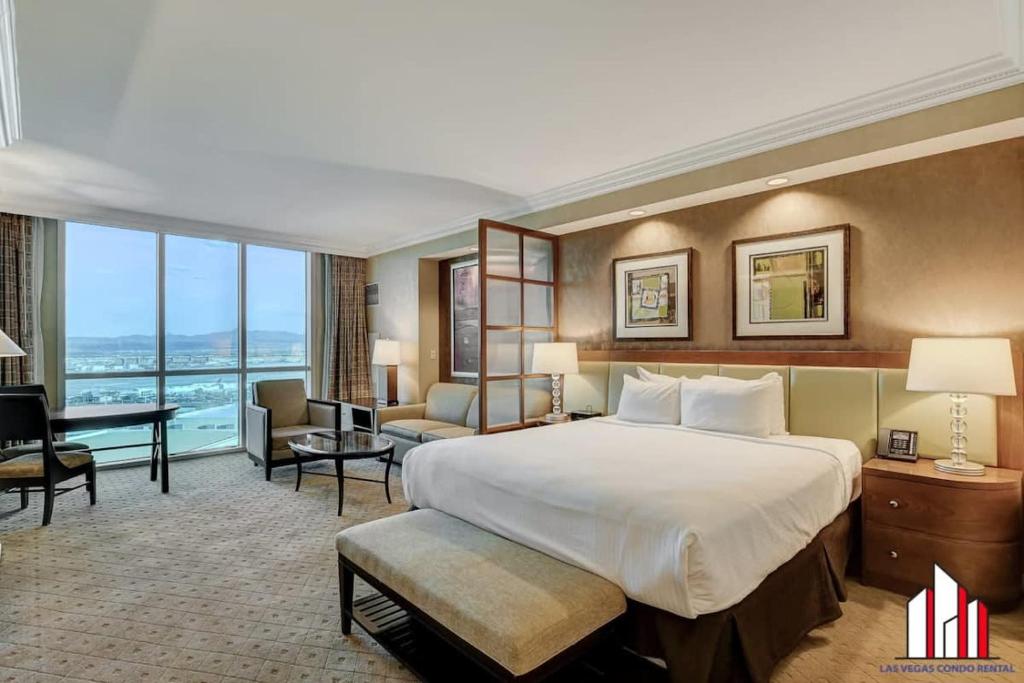 een hotelkamer met een groot bed en een bureau bij MGM Signature-20-618 Jacuzzi Studio in Las Vegas