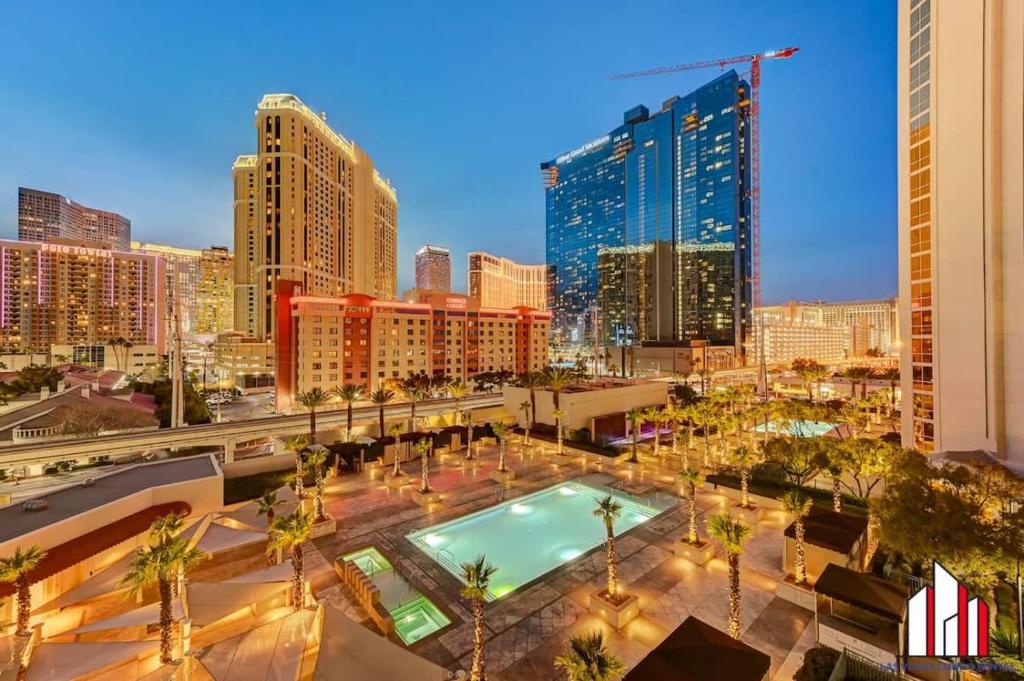 Swimmingpoolen hos eller tæt på MGM Signature-04-705 Strip View Balcony Studio