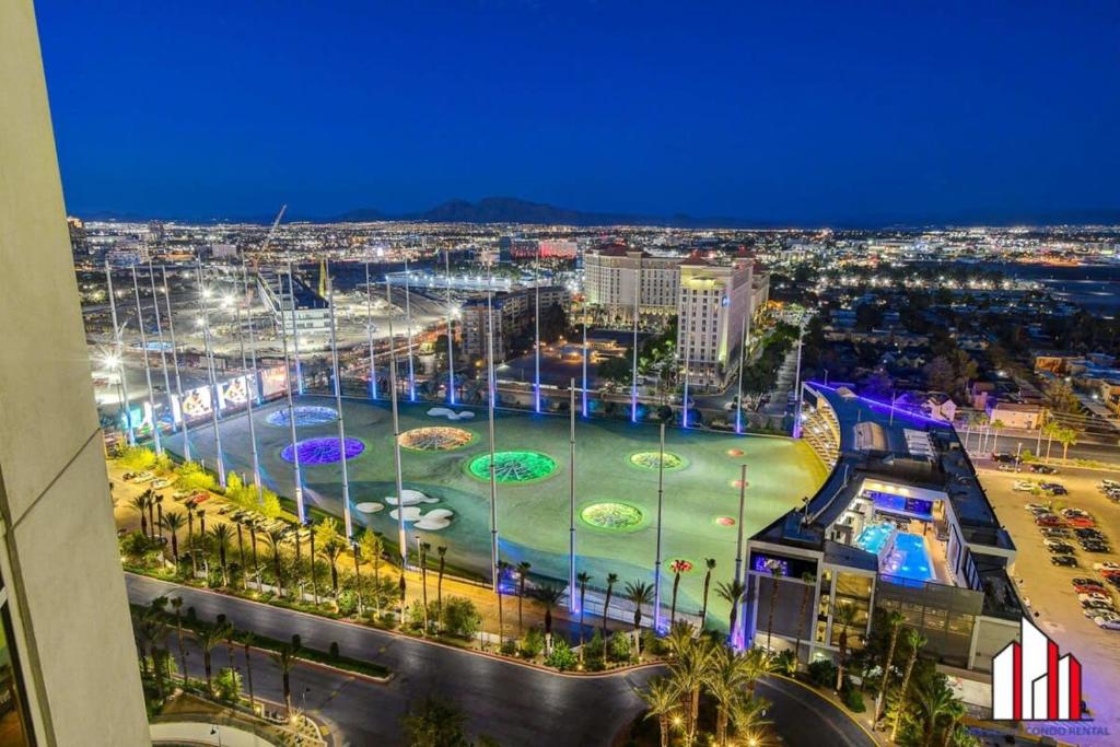 Blick auf die Stadt in der Nacht mit Wasserpark in der Unterkunft MGM Signature-20-620 1Br 2Ba Balcony Suite in Las Vegas