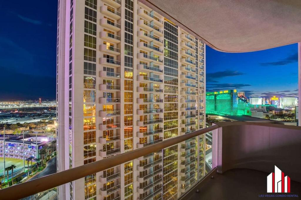 拉斯維加斯的住宿－MGM Signature-19-802 1Br 2Ba F1 Pits View Balcony，夜晚从阳台欣赏建筑的景色