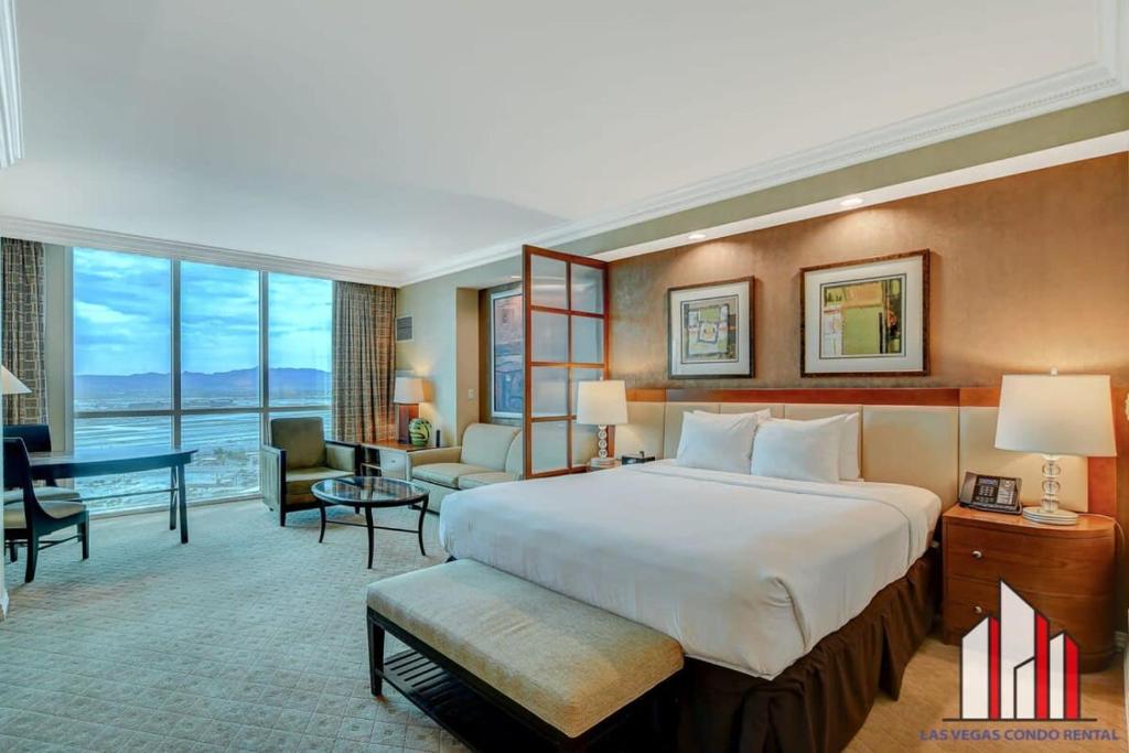 um quarto de hotel com uma cama grande e uma secretária em MGM Signature-26-618 Jacuzzi Studio em Las Vegas
