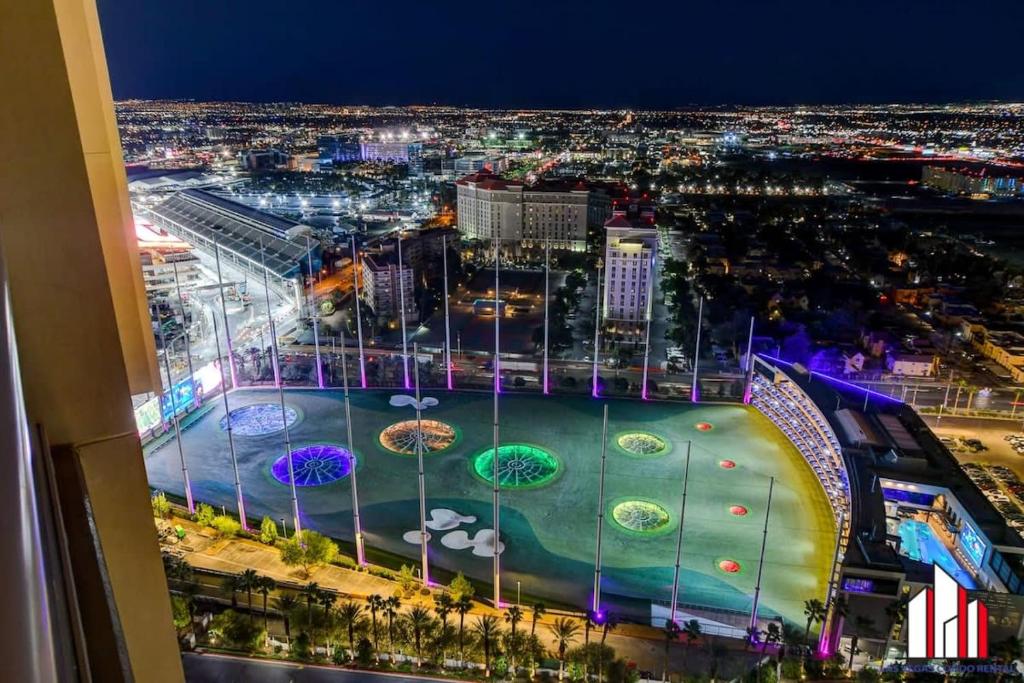 - Vistas al parque de atracciones por la noche en MGM Signature-31-702 1Bedroom 2Bath Balcony Suite en Las Vegas