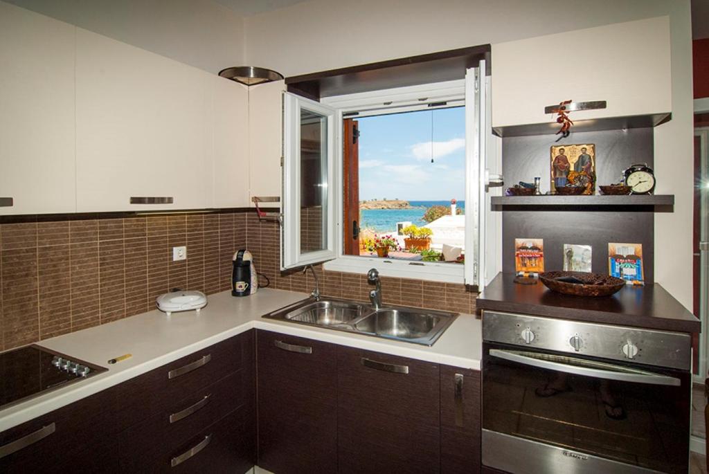 Кухня или мини-кухня в SYROS STILVI HOUSE
