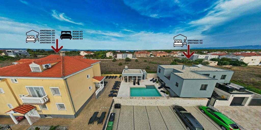 een luchtzicht op een huis en een zwembad bij Apartments Dream House Zaton in Zaton