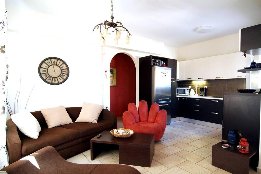 Кухня или мини-кухня в SYROS STILVI HOUSE
