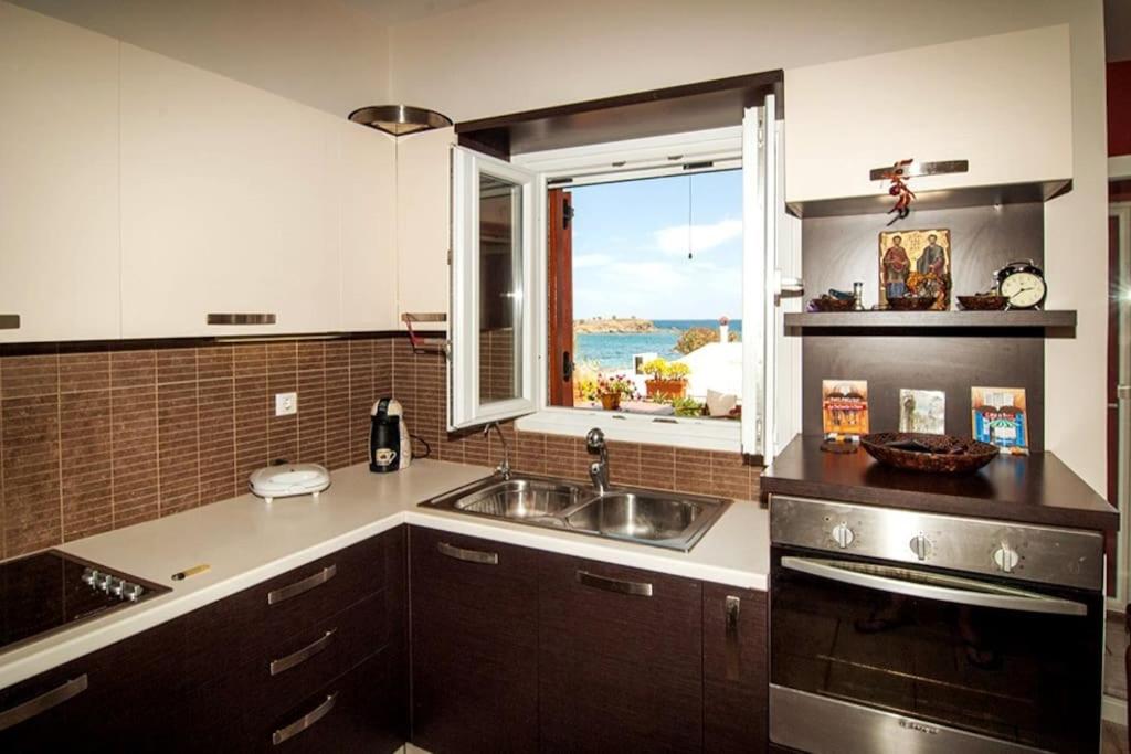 Кухня или мини-кухня в SYROS STILVI HOUSE
