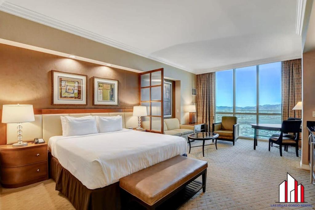 um grande quarto de hotel com uma cama e uma secretária em MGM Signature-31-704 Jacuzzi Studio em Las Vegas