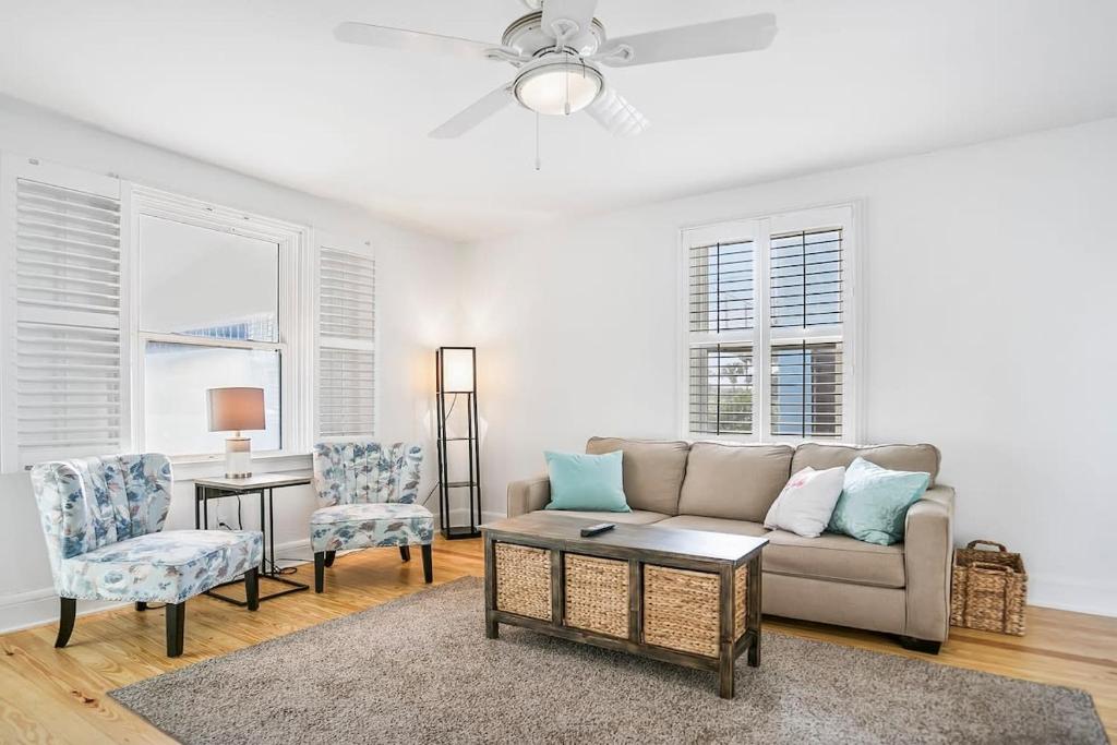 Istumisnurk majutusasutuses Beach Cottage! 100 Steps to the Sand, Pets OK, Private Deck!