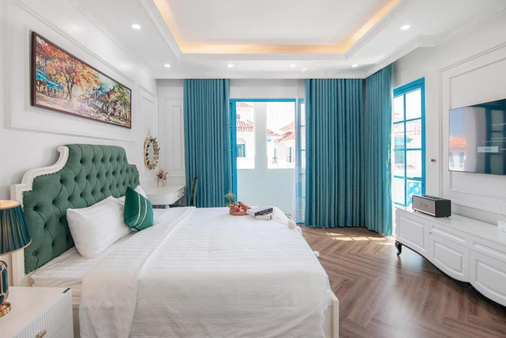 Postel nebo postele na pokoji v ubytování Villa Hạ Long Gần Biển