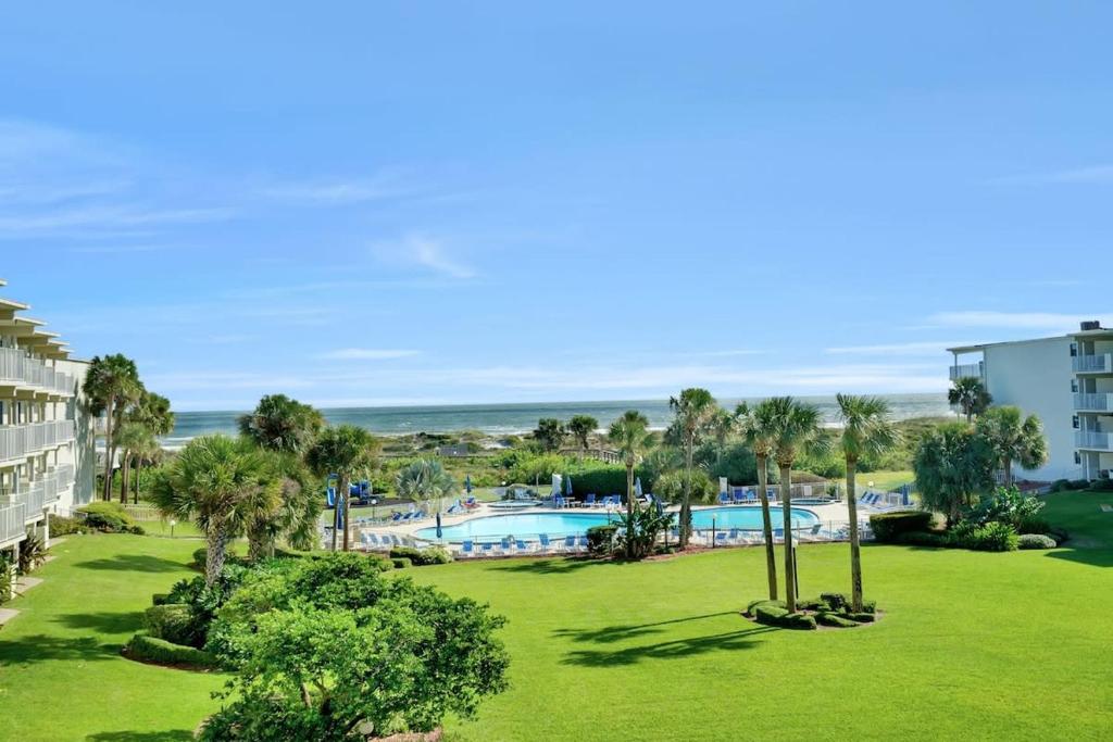 een luchtzicht op een resort met een zwembad en palmbomen bij Stunning Ocean Views, Huge Patio, Heated Pool and Amenities! in St. Augustine