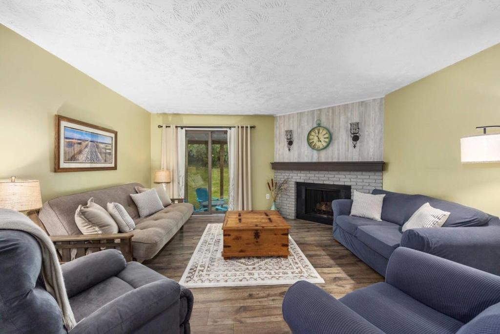 uma sala de estar com sofás azuis e uma lareira em Family-friendly cottages by Lake Bella Vista em Rockford