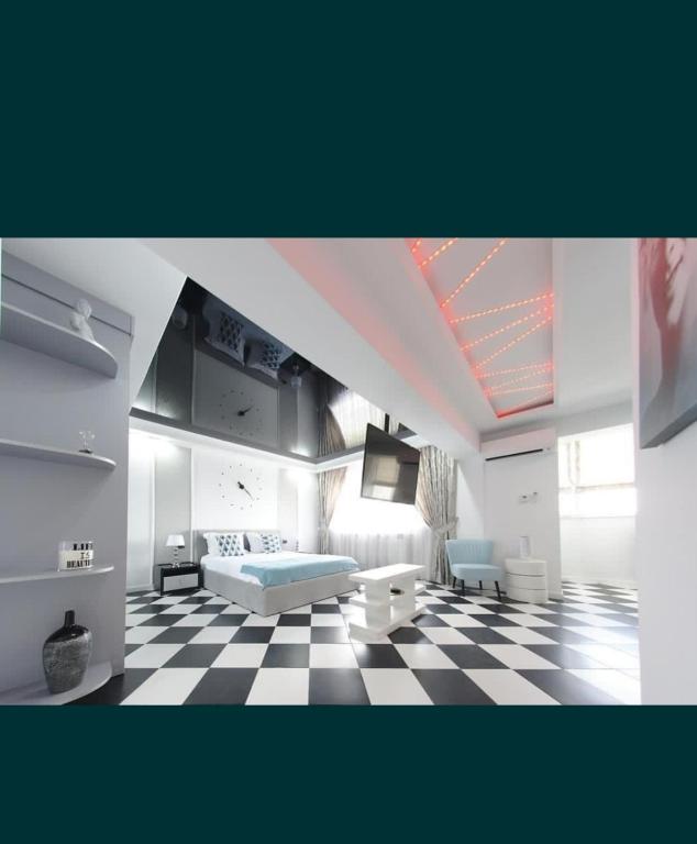 um quarto com uma cama e um piso em xadrez em ONYX Apartament em Braila