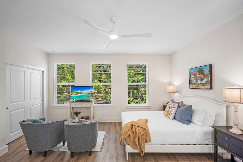 圣奥古斯丁New Private Apt in Uptown St Aug Walk Everywhere的一间带床和窗户的白色卧室