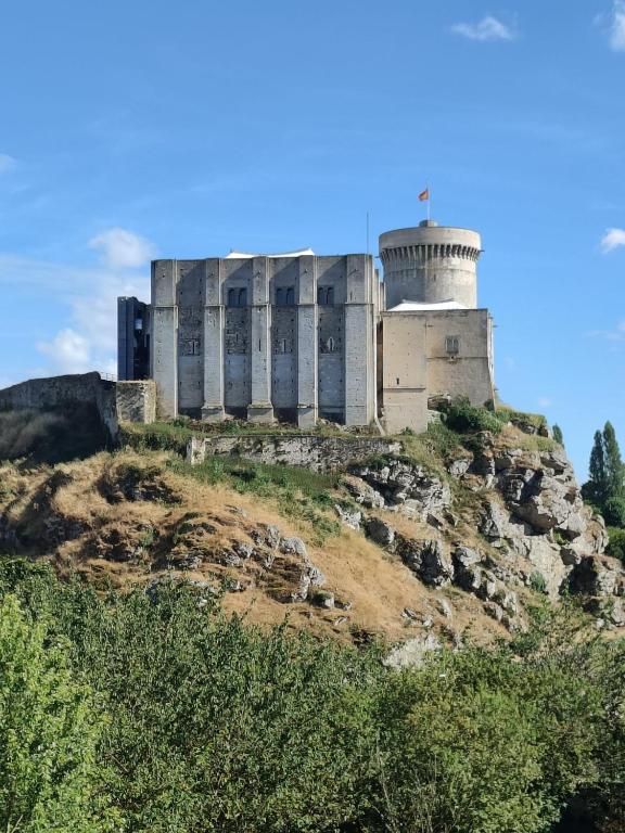 ein Schloss auf einem Hügel in der Unterkunft Cœur de Falaise, Normandie Suisse Normande in Falaise