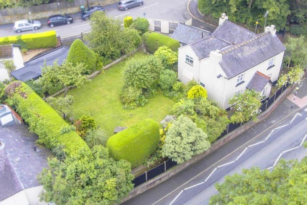 een luchtzicht op een huis met bomen en struiken bij Ingledene in Wrexham