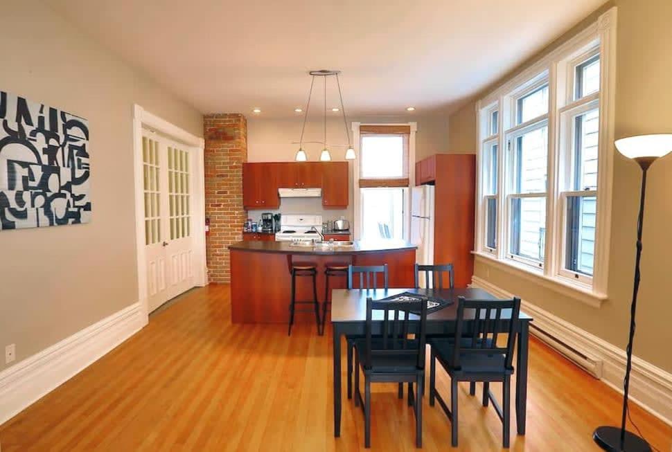 Kitchen o kitchenette sa Sunny and airy downtown apartment in Hull Gatineau