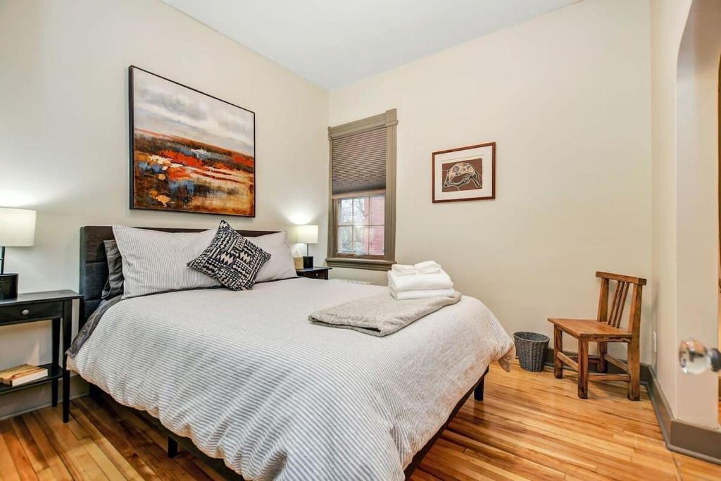 מיטה או מיטות בחדר ב-Heritage home near Byward Market downtown Ottawa