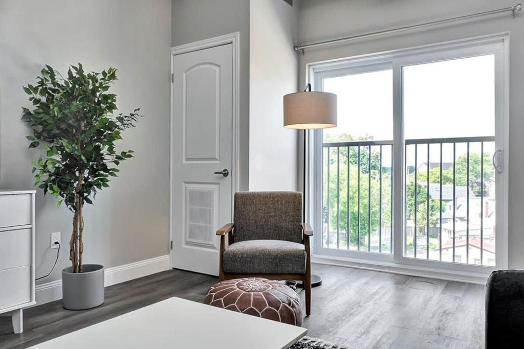 Postel nebo postele na pokoji v ubytování High-end condo downtown Kingston near RMC Queens