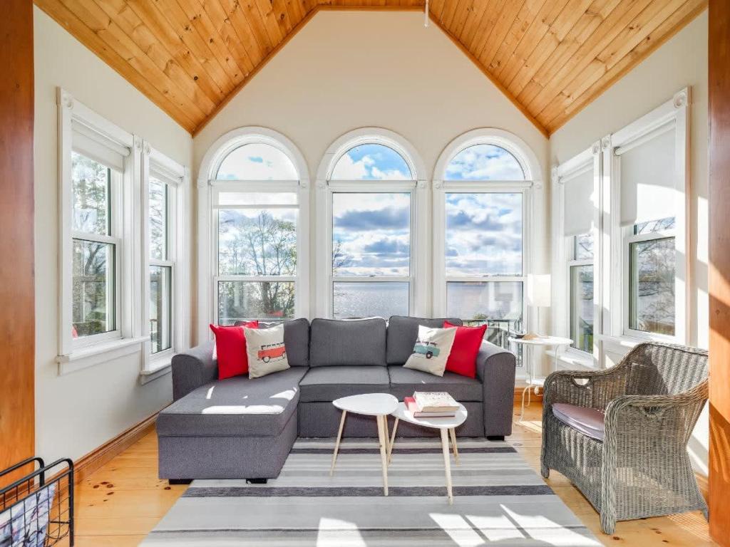 Stunning waterfront home 25min to downtown Ottawa - Housity