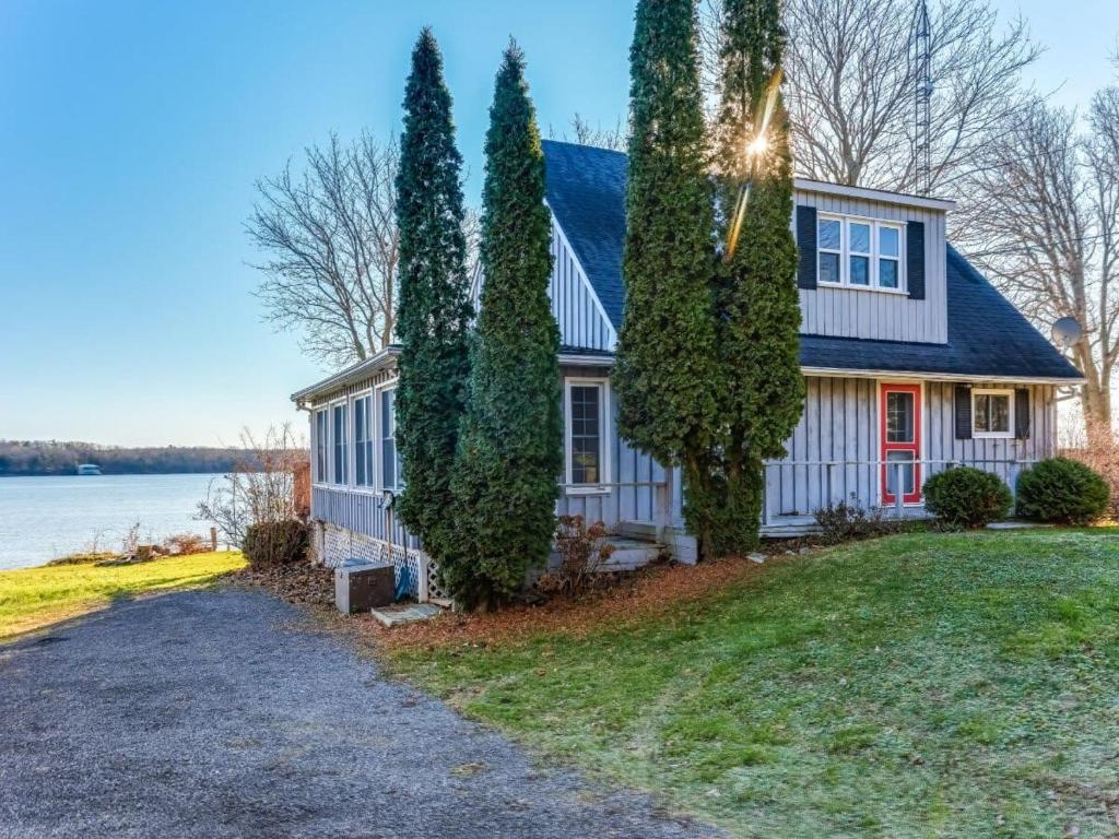 Cozy family waterfront retreat recently renovated, Deseronto (updated