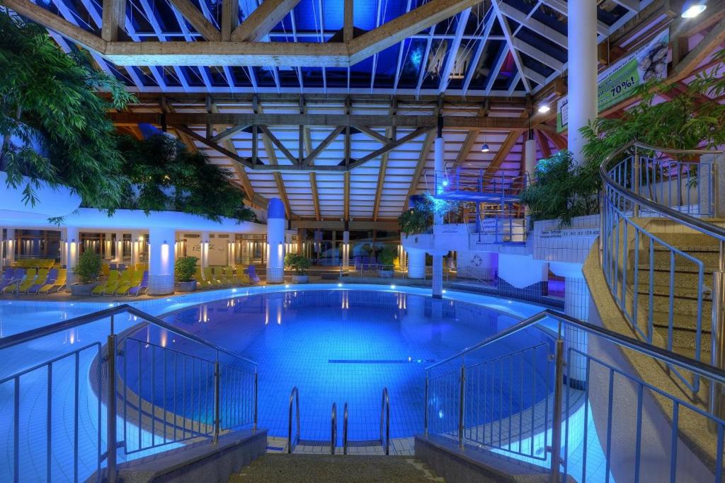 - une grande piscine à l'intérieur d'un bâtiment dans l'établissement Ferienwohnung Alpinstar, à Oberstaufen