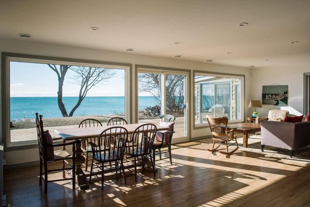 Lakeside PEC Beautiful Waterfront & Patio, Wellington (updated prices