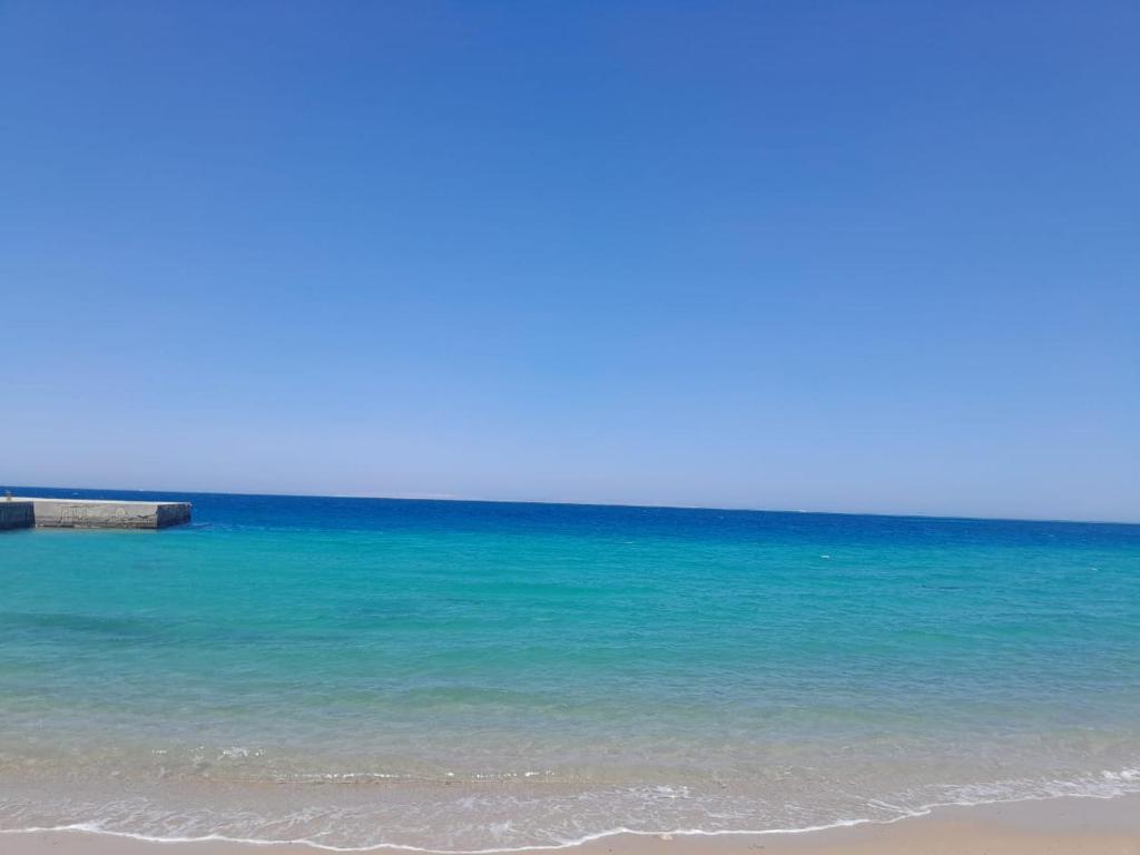 met uitzicht op de oceaan en een zandstrand bij Juliana Beach Hurghada in Hurghada