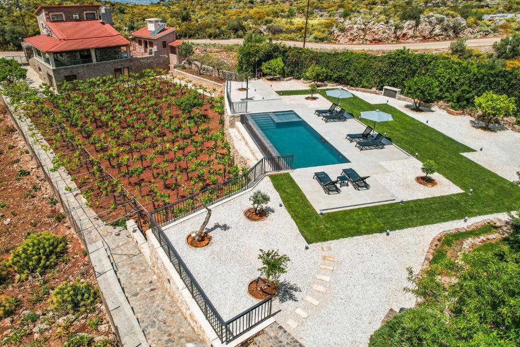 vista aerea di una casa con piscina di Villa Recluso-3 bd luxury country villa, huge pool with hydromassage, individual bbq & large yard, mountain view a Maláxa