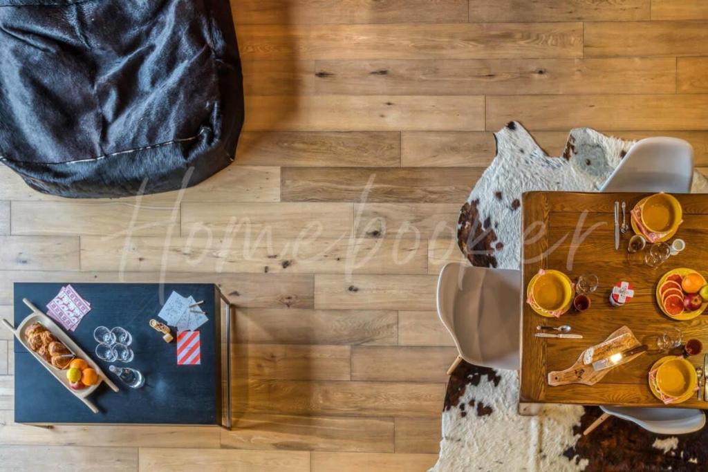 a table with food and a bag on a wooden floor at Yupik in Megève