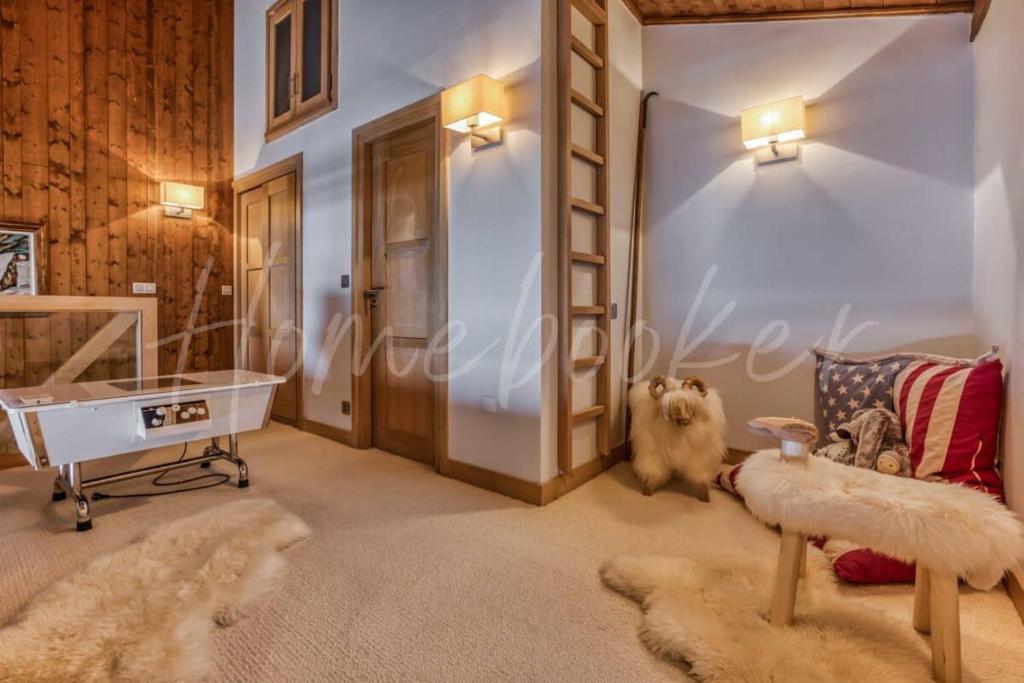 a room with a dog sitting next to a bed at Yupik in Megève