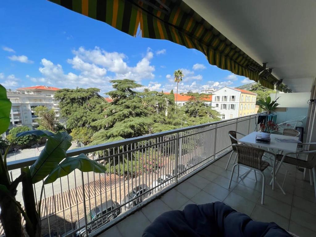 Elle comprend un balcon offrant une vue sur la rue. dans l'établissement B049-Appartement lumineux à deux pas de la Croisette, à Cannes