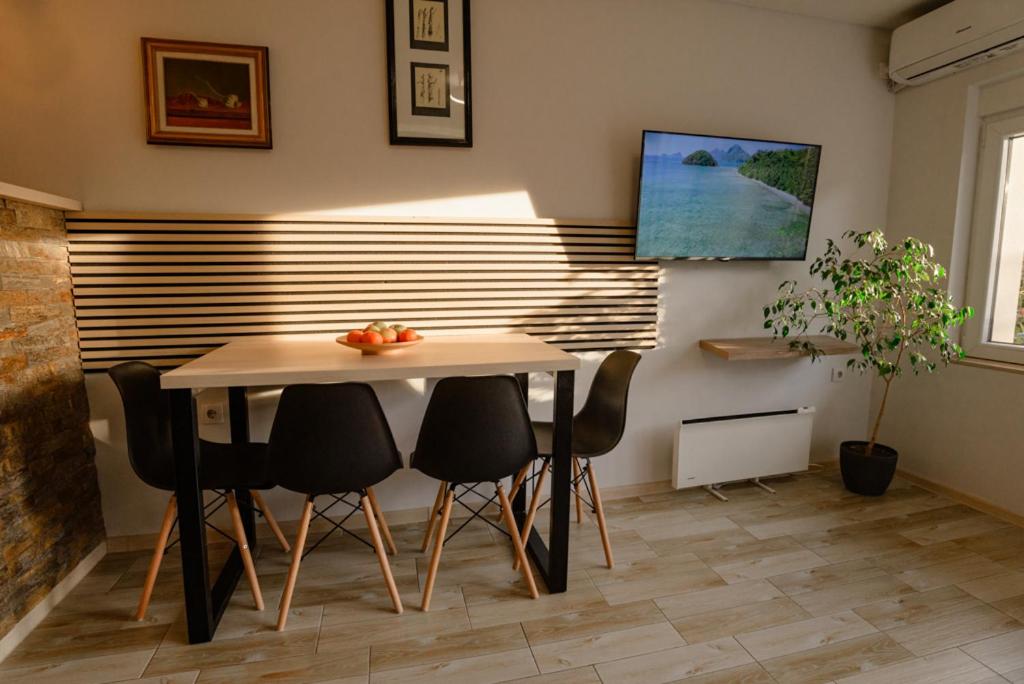 TV a/nebo společenská místnost v ubytování Apartman Sen's