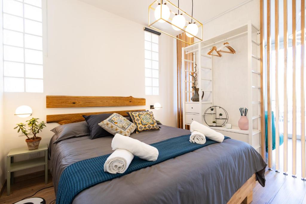 a bedroom with a bed with towels on it at Luxury home A Casuzza con Jacuzzi vicina al mare in Casteldaccia