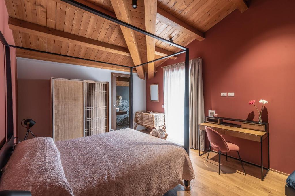 um quarto com uma cama grande e uma secretária em Le Talee Agriturismo di Charme em Lioni