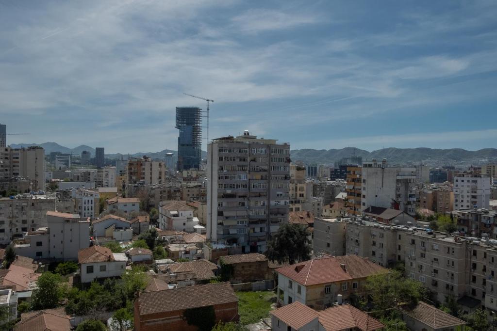 Nespecifikovaný výhled na destinaci Tirana nebo výhled na město při pohledu z penzionu