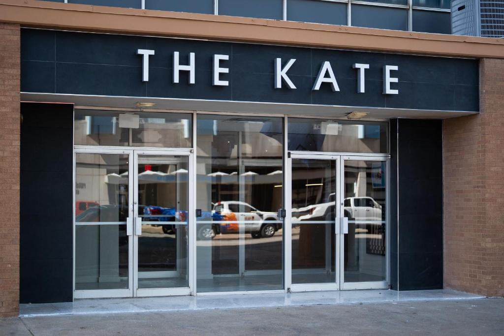 Uma frente de loja com o sinal da Kate. em The Kate em Wichita Falls
