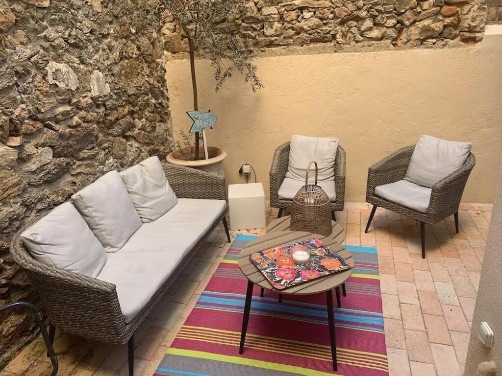 une terrasse avec deux chaises, un canapé et une table dans l'établissement C098- Cannes - Suquet Bel appart - Grande Terrasse, à Cannes