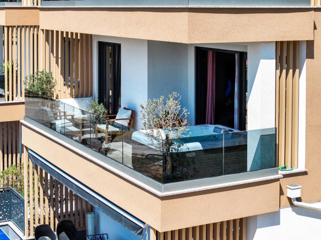 een gebouw met een balkon en een zwembad bij Luma Luxury Apartment with Jacuzzi in Zadar