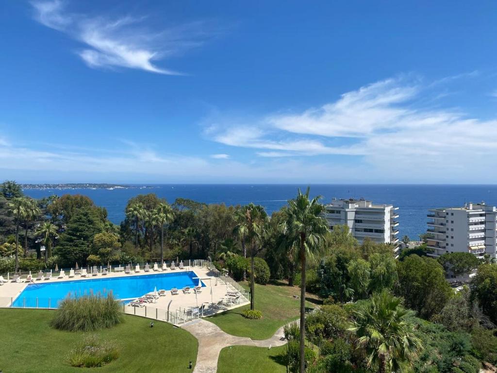 een luchtzicht op een zwembad en de oceaan bij Magnifique vue mer panoramique in Vallauris