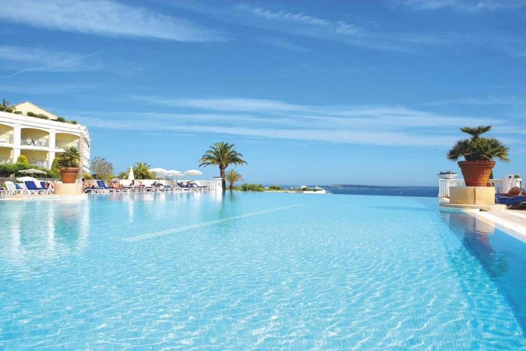 - une piscine d'eau bleue dans un complexe dans l'établissement A051 Apartment with terrace in Cannes - 4 people, à Cannes