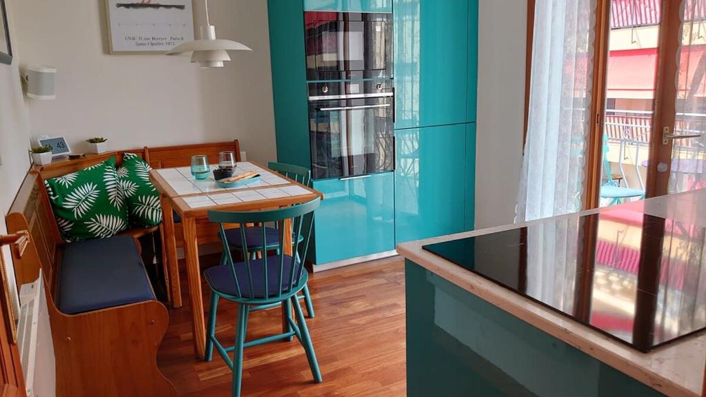 een kleine keuken met een tafel en een stoel bij Functional apartment with balcony Suquet Cannes in Cannes