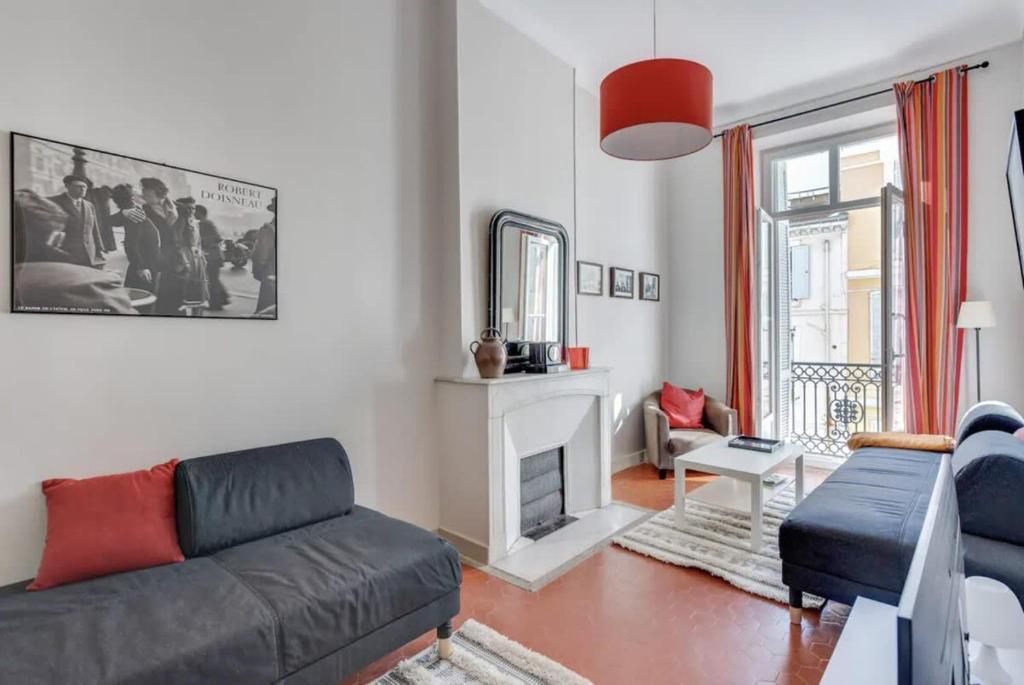 un salon avec un canapé et une cheminée dans l'établissement A084-Welcoming apartment in Rue d'Antibes the heart of Cannes, à Cannes