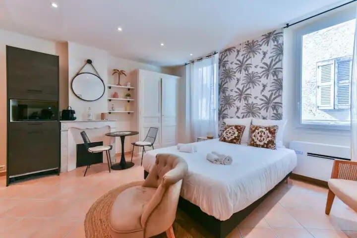 une chambre avec un lit et une table et une cuisine dans l'établissement B062-Studio palais des festivals, à Cannes