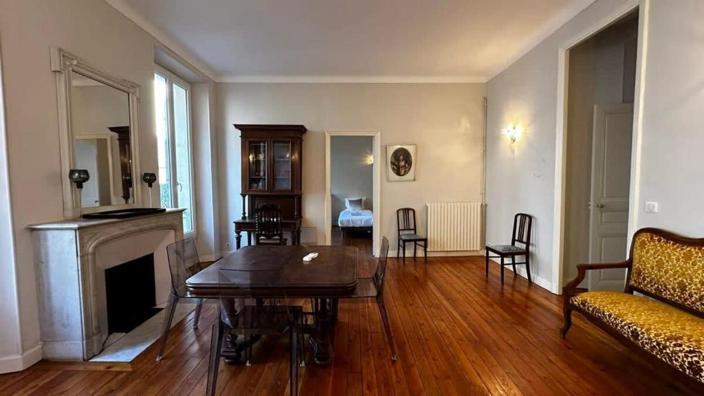 un salon avec une table et une cheminée dans l'établissement B011-Appartement familial - Proche de la plage, à Cannes