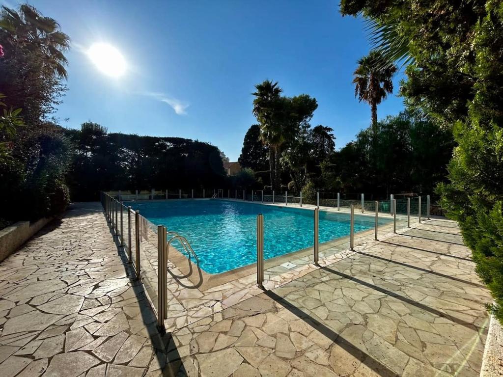 een zwembad met een hek eromheen bij A013-Apt vue mer avec piscine et terrasse in Cannes