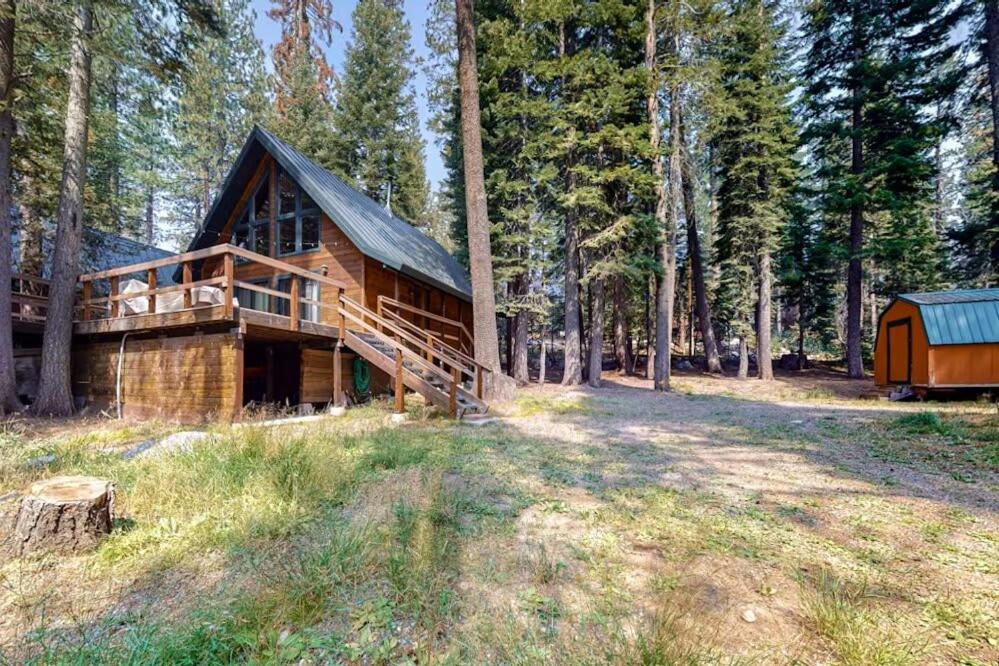 une grande cabane en bois dans les bois avec une tente dans l'établissement Charming 3BR Cabin Close to Donner Lake, à Soda Springs