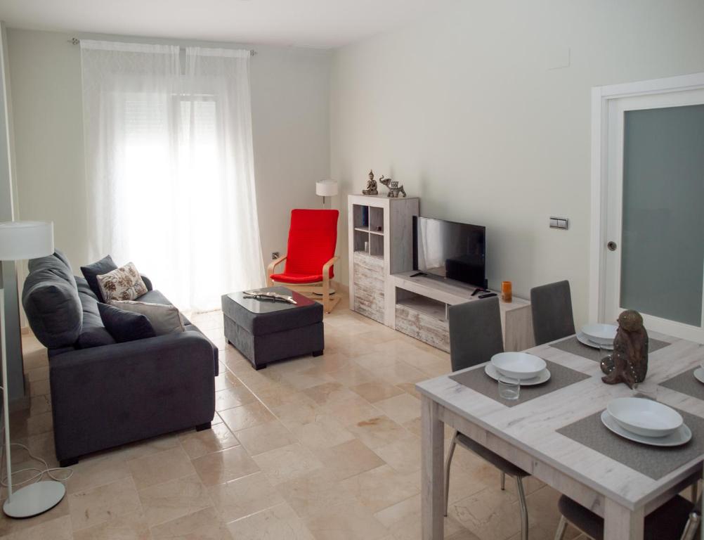 a living room with a couch and a table at La Casa del Arte in Cádiz